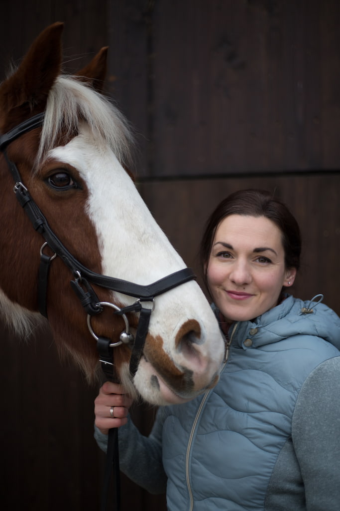 Kerstin gemeinsam mit ihrem Pferd Flica, mit dem sie und ihre Tochter reiten