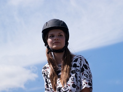 Mädchen mit Reithelm im Freizeitlook