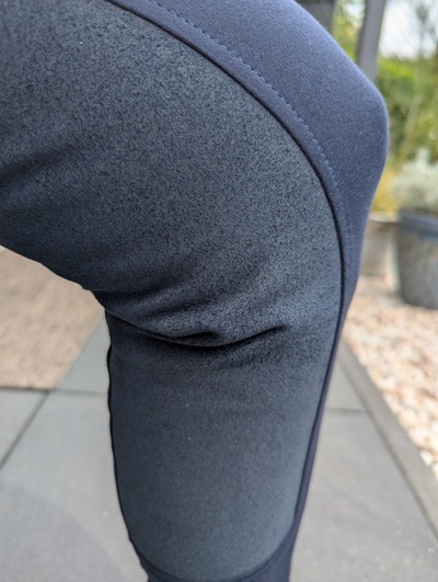 Detailaufnahme Reitleggings mit Kniebesatz