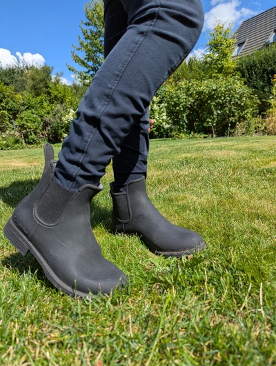 Kurze schwarze Reitstiefeletten an einem Kind