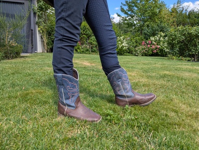 Blau-braune Westernstiefel an Kind