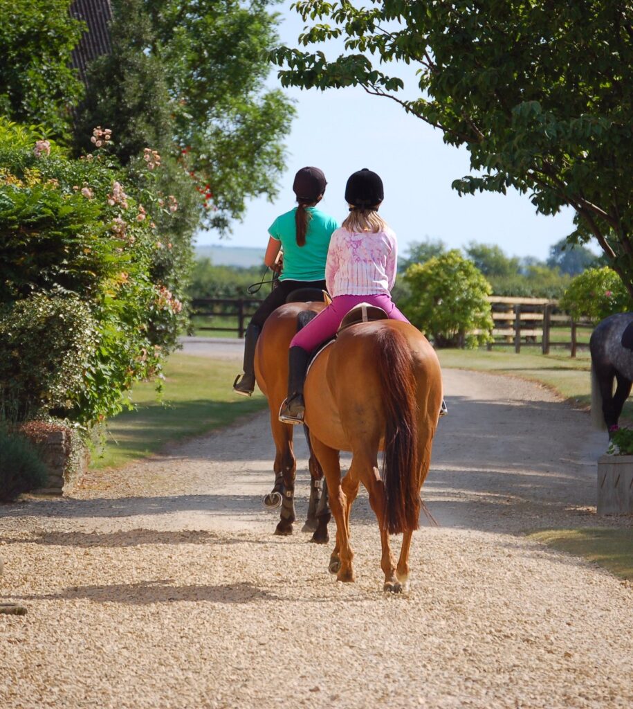 Kinder mit Reitbeteiligung beim gemeinsamen Ausritt