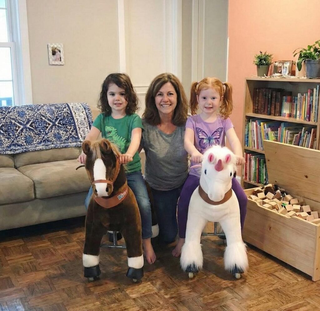 Kinder reiten auf Ponycycle (Pferd auf Rollen) im Wohnzimmer